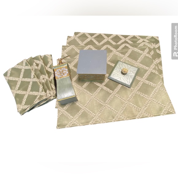 Placemats, napkins, trinket box, and soap/lotion dispenser 🌿 - Picture 2 of 15